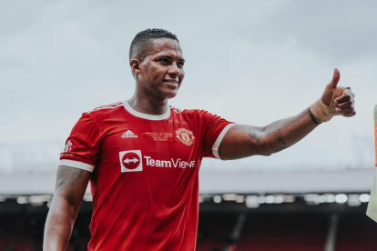 Antonio Valencia mantiene contacto permanente con el balompié de Inglaterra.