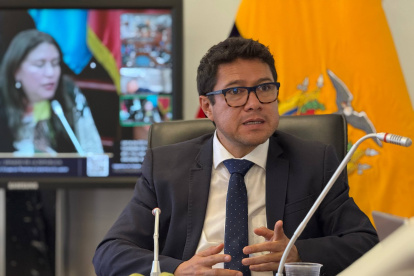 Héctor Rodríguez presenta documento firmado por asambleístas que exige tregua arancelaria al Gobierno.