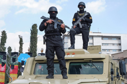 Agentes armados sobre un vehículo policial durante un operativo en Irán, en imagen de archivo difundida en el contexto de denuncias sobre el uso de menores en puestos de control.
