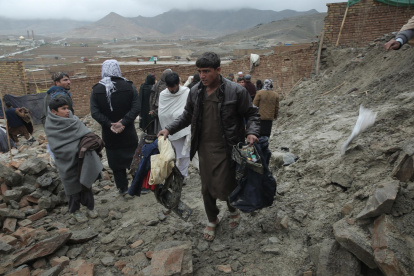 Residentes inspeccionan los daños tras un terremoto en Kabul, Afganistán, el 4 de abril de 2026.