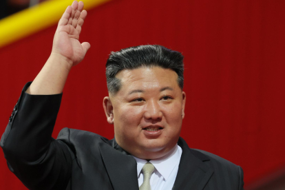 Kim Jong Un saluda durante el acto conmemorativo por el 80.º aniversario del Partido de los Trabajadores de Corea, en Pyongyang, el 9 de octubre de 2025.