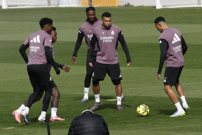 Los futbolistas del Real Madrid Vivicius Jr (2i), Camavinga (2i), Kylian Mbappé (2d) y Trent Alexander-Arnold (d) entrenan en Valdebebas.