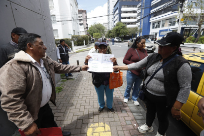 Píntag. Ayer, moradores de la parroquia rural llegaron con sus facturas a las oficinas de la entidad.