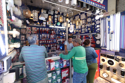 Por el temor a los apagones en el país, la ciudadanía empezó a comprar focos recargables.