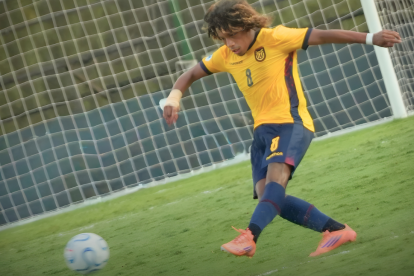 Un jugador de la Sub 17 de Ecuador durante el partido ante Colombia.