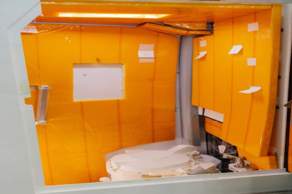 Captura de vídeo cedido por la NASA que muestra el retrete a bordo de la cápsula Orión de la misión lunar Artemis II.