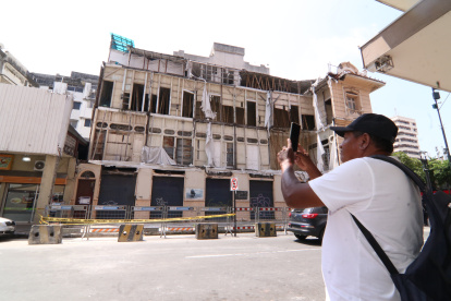 Detenerse a tomarle fotos a las ruinas de la Casa Tola se ha vuelto una escena cotidiana en la esquina de Escobedo y 9 de Octubre, en el centro de Guayaquil.
