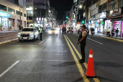 Referencial.Operativo policial en la zona sur tras un ataque armado en un complejo deportivo, donde dos personas fallecieron y siete resultaron heridas.