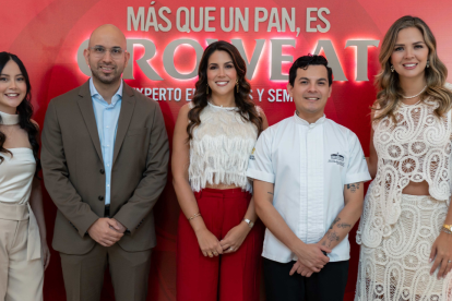 Daniela Castro, Esteban De Los Ríos y Andrea Espinoza, de Grupo Bimbo Ecuador, junto a  Santiago Nieto, chef ejecutivo de Casa Julián, y Diana León.