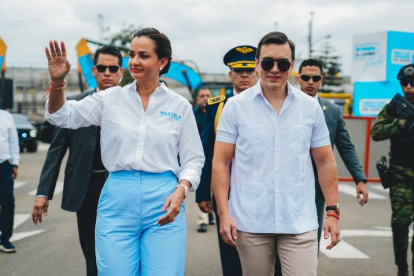 Referencial. La prefecta Aguiñaga en un recorrido de obras con Daniel Noboa.