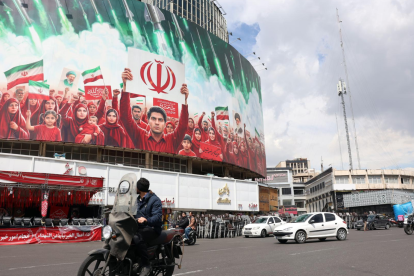6 de abril, mural en Teherán durante la tensión en el Estrecho de Ormuz.