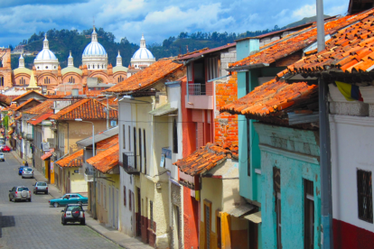 Calles de Cuenca con la Catedral al fondo, en vísperas del feriado por su fundación.