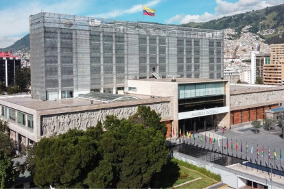 Fachada de la Asamblea Nacional en Quito, donde se debate la reforma sobre el uso de uniformes oficiales.
