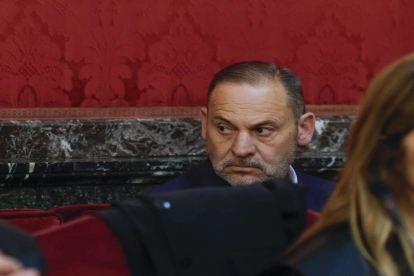 El exministro José Luis Ábalos en el banquillo de los acusados este martes, 7 de abril de 2026, en el primer día del juicio contra él.