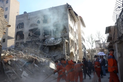 Trabajadores iraníes limpian los alrededores de la sinagoga Khorasaniha, destruida en Teherán, Irán, el 7 de abril de 2026.