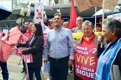 Militantes de Unidad Popular protestan en las afueras del CNE por su proceso de cancelación.