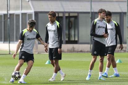 Los jugadores del Sporting Maxi Araujo, Hidemasa Morita, Georgios Vagiannidis yLuis Suárez  en el entrenamiento