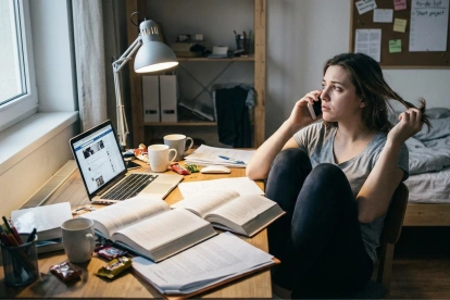 El uso constante del celular puede reforzar la procrastinación al ofrecer recompensas inmediatas.
