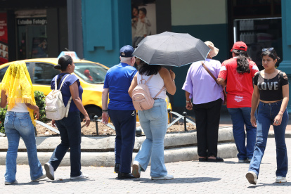 La ciudad arde bajo el sol y los ciudadanos buscan alivio donde pueden.