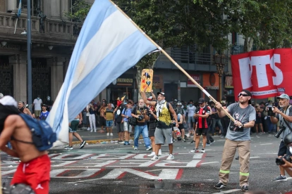 Mundo


Organizaciones sociales realizaron protestas este martes con cortes en los accesos viales de la ciudad de Buenos Aires.