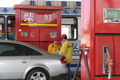 Despacho de combustible en una gasolinera de China.