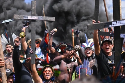 Indígenas participan en la manifestación 'El Congreso, enemigo del pueblo: Nuestro futuro no está en venta' del Campamento Tierra Libre este martes, en la Explanada de los Ministerios, en Brasilia (Brasil).
