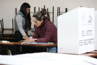 Ciudadanos sufragan en recintos electorales distribuidos por el CNE para los comicios.
