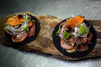 Gastronomía de clase mundial en Quito: Tributo destaca entre los mejores restaurantes de carne del planeta.