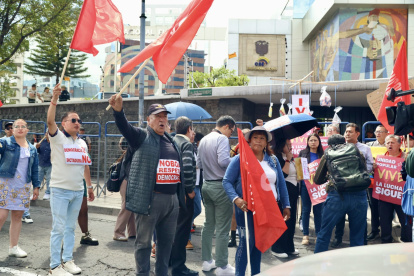 Simpatizantes alzan banderas y consignas frente al CNE en Quito