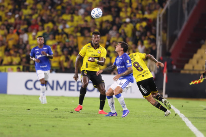 Jugadores de Barcelona SC y Cruzeiro luchan por el balón durante el partido de la fase de grupos de la Copa Libertadores disputado en el estadio Monumental.