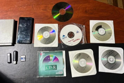 La Policía mostró las evidencias que se hallarin en la casa del detenido como un disco duro, una computadora y decenas de CD.