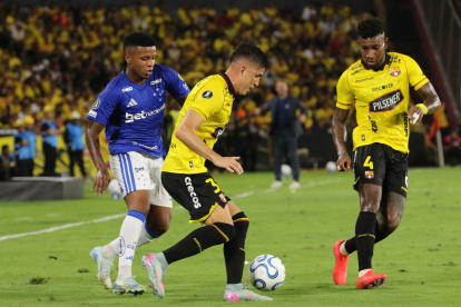 Luca Sosa (C) de Barcelona SC disputa el balón con Keny Arroyo (i) de Cruzeiro, en el partido de la Copa Libertadores 2026.