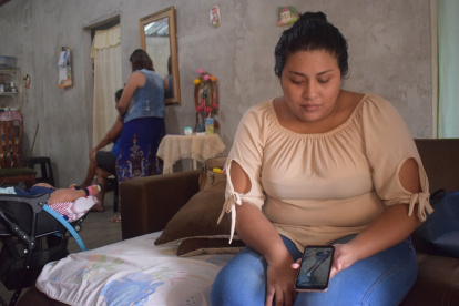 Desconsuelo. Maricela Gurumendi observa la foto donde aparece su hermano muerto Juan Gurumendi .