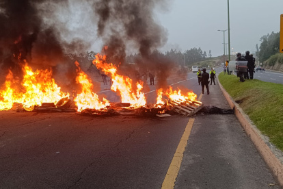 Los moradores colocaron llantas y palos en la vía Quito-Papallacta.