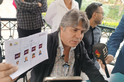 Luis Valarezo, dirigente de la Unidad Popular en Azuay, mostró una papeleta con un candidato único como rechazo al contexto político y electoral que vive el Ecuador.