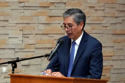 Raúl Llasag Fernández es un indígena kichwa de Cotopaxi, profesor de la Universidad Central del Ecuador y juez constitucional.