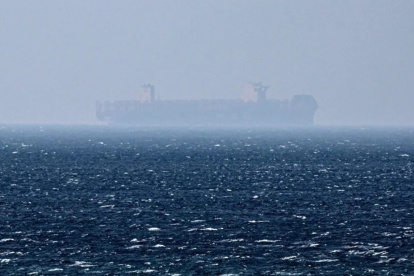 Un barco navega por el estrecho de Ormuz