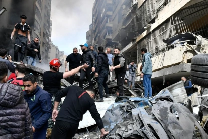 La gente se reúne en el lugar de un ataque aéreo israelí en el barrio Corniche el-Mazraa de Beirut, Líbano, el 8 de abril de 2026.