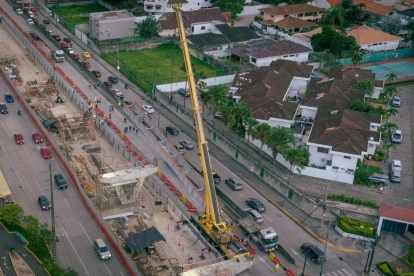 En la avenida del Bombero, en Los Ceibos, se realizan trabajos para colocar las vigas para los nuevos puentes.