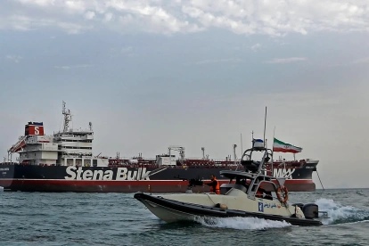 Una lancha rápida de la Guardia Revolucionaria Iraní navega alrededor del petrolero Stena Impero, al sur de Irán.