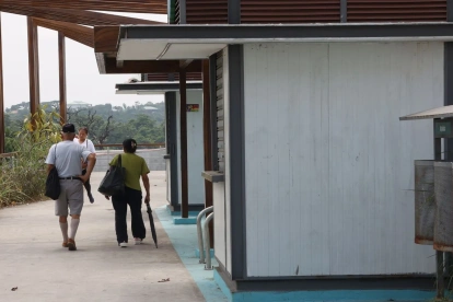 Quioscos cerrados, tachos de basura oxidados y plantas sin mantenimiento son el panorama en los puentes para peatones en la avenida Narcisa de Jesús.