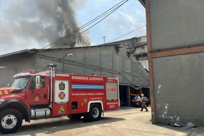 Los Bomberos de Guayaquil trabajan para apagar el incendio