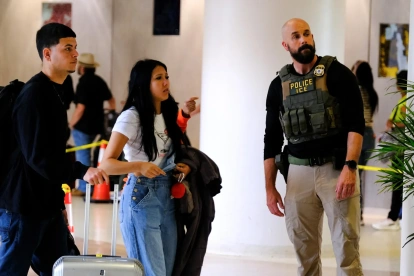 Un integrante del Servicio de Inmigración y Control de Aduanas (ICE) custodia el Aeropuerto Intercontinental George Bush en Houston (EE.UU).