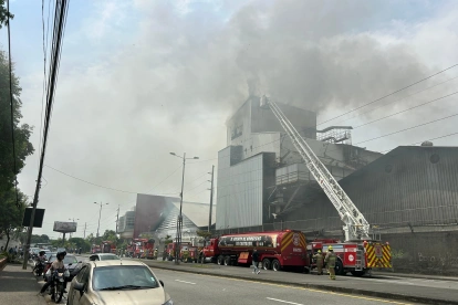 Una vía quedó inhabilitada para que los bomberos puedan apagar el fuego.