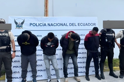 La Policía Nacional presenta a detenidos en el marco de la instrucción por robo agravado contra Christian Lara.