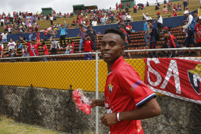 El exfutbolista ‘Diablito’ Lara fue detenido por la Policía tras un robo armado en Quito.