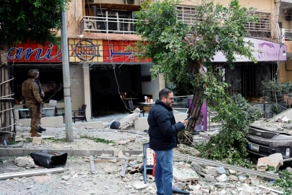 Un edificio de apartamentos dañado después de un ataque aéreo israelí en Caracas, cerca del distrito de Raouche en Beirut, Líbano, el 8 de abril de 2026.