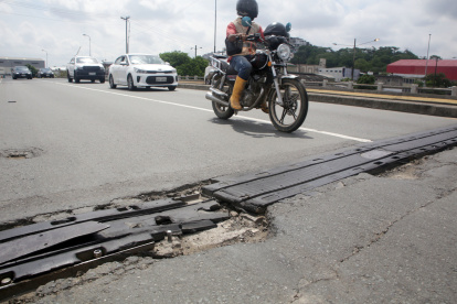 Destrucción. Las juntas del paso elevado Flavio Alfaro lucen nuevamente estropeadas. Por esta zona pasan vehículos pesados.