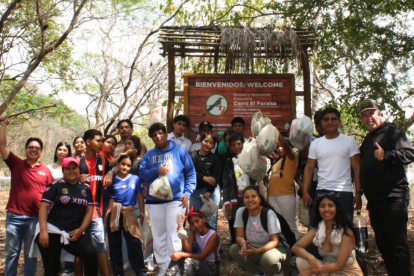 Voluntarios de Nueva Acrópolis participan en labores ambientales en el Cerro El Paraíso.
