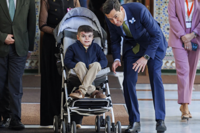 El presidente de la Junta de Andalucía, Juanma Moreno, llega a la sesión de control del Parlamento andaluz acompañado de Leo, un niño de 12 años de Sevilla que contó esta semana su caso de "piel de mariposa" en la Eurocámara.
